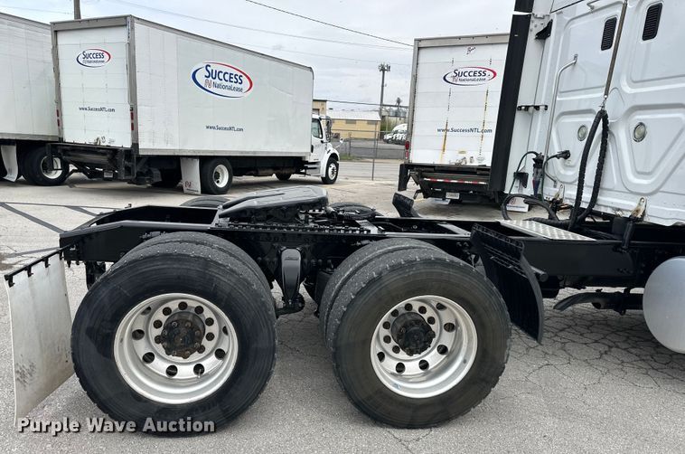 image for item OF9349 2016 Freightliner  Cascadia semi truck