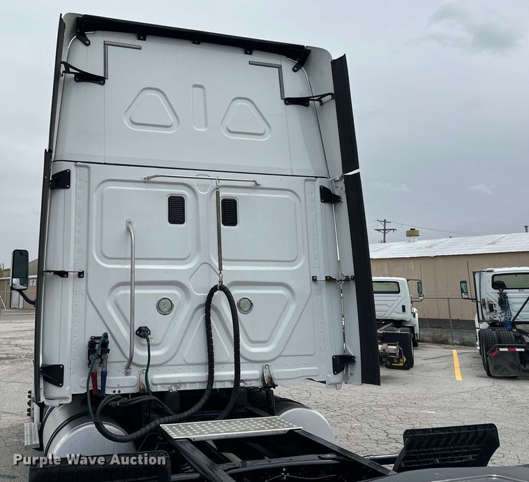 image for item OF9349 2016 Freightliner  Cascadia semi truck