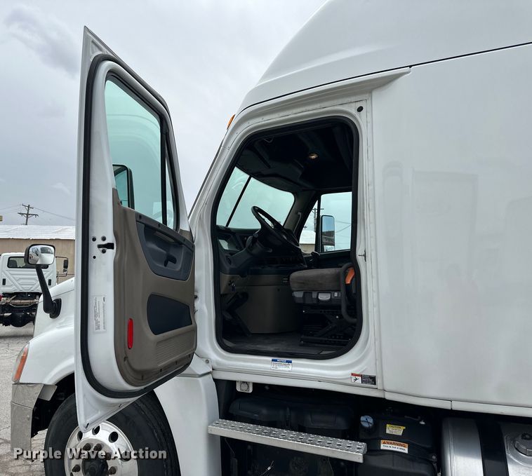 image for item OF9349 2016 Freightliner  Cascadia semi truck