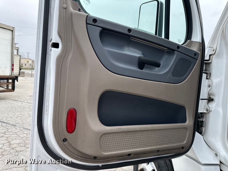 image for item OF9349 2016 Freightliner  Cascadia semi truck