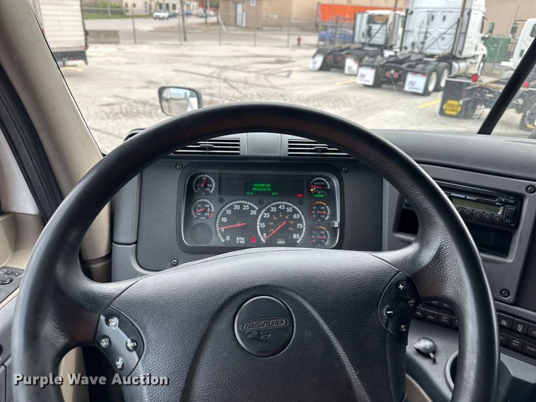 image for item OF9349 2016 Freightliner  Cascadia semi truck