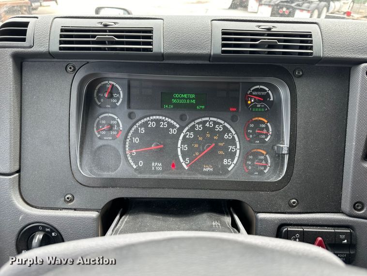 image for item OF9349 2016 Freightliner  Cascadia semi truck