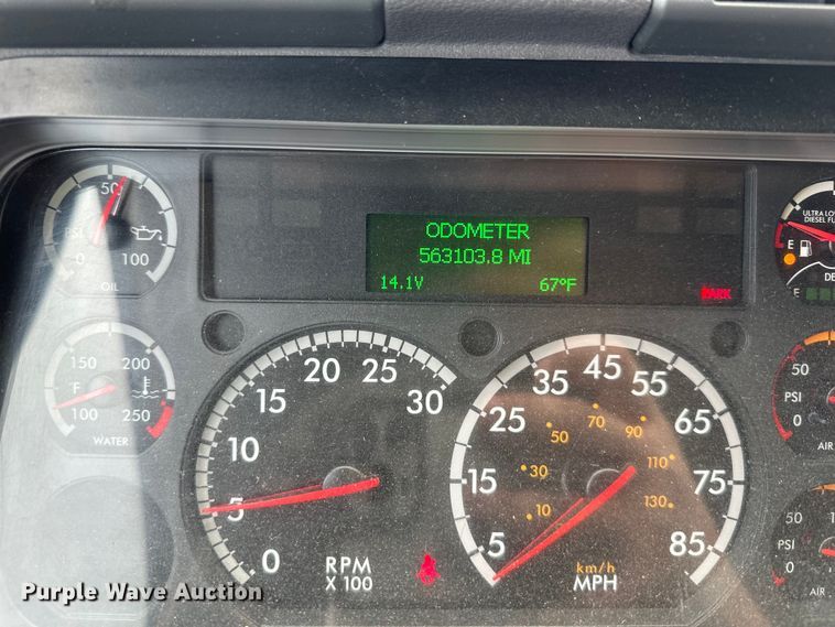 image for item OF9349 2016 Freightliner  Cascadia semi truck