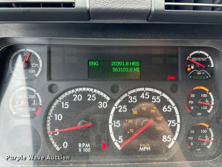 image for item OF9349 2016 Freightliner  Cascadia semi truck