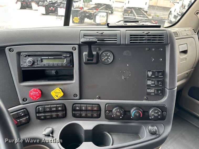 image for item OF9349 2016 Freightliner  Cascadia semi truck