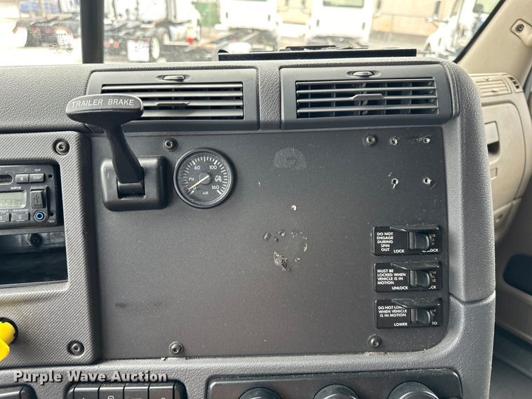 image for item OF9349 2016 Freightliner  Cascadia semi truck