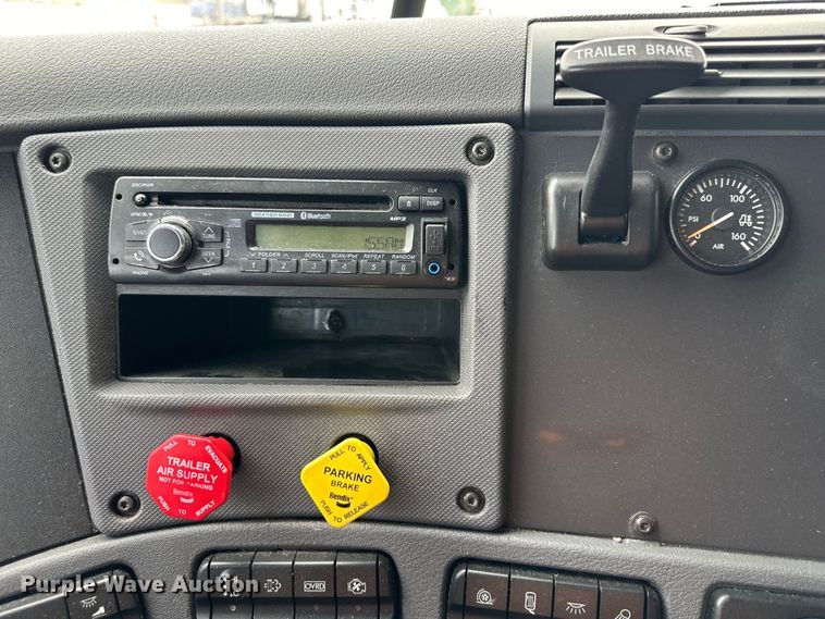 image for item OF9349 2016 Freightliner  Cascadia semi truck