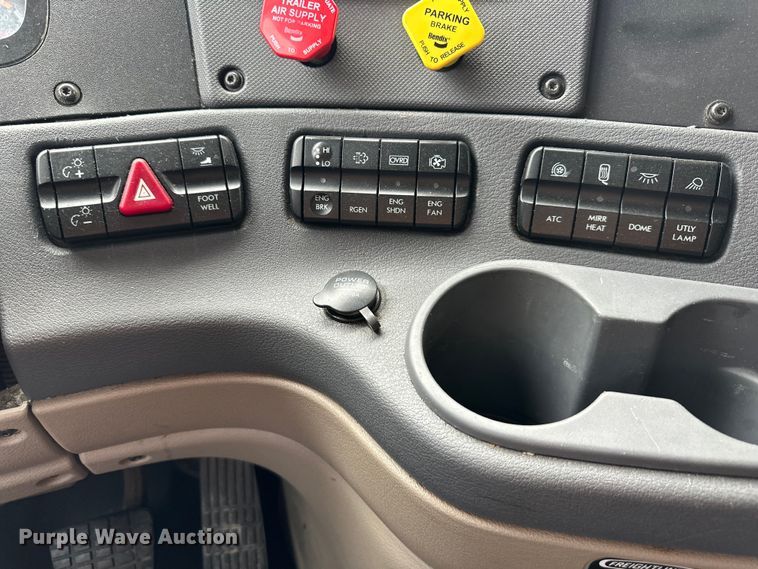 image for item OF9349 2016 Freightliner  Cascadia semi truck