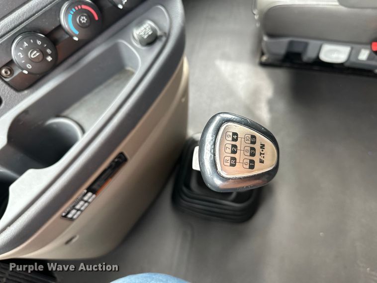 image for item OF9349 2016 Freightliner  Cascadia semi truck