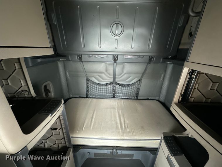 image for item OF9349 2016 Freightliner  Cascadia semi truck