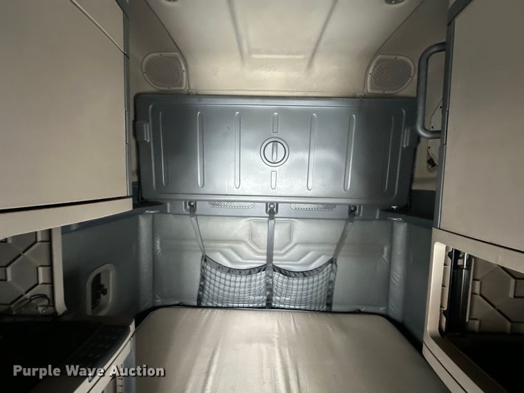 image for item OF9349 2016 Freightliner  Cascadia semi truck