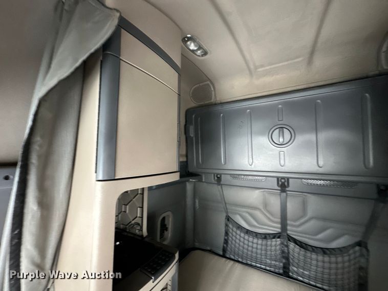 image for item OF9349 2016 Freightliner  Cascadia semi truck