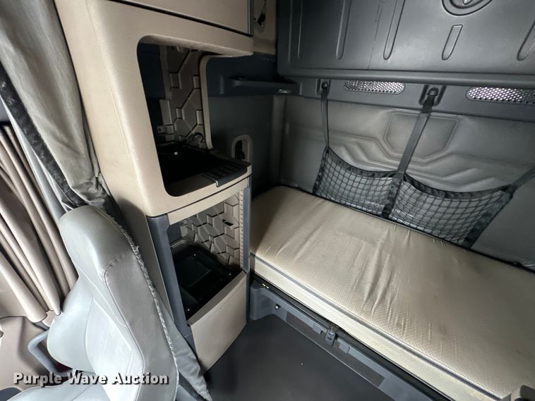 image for item OF9349 2016 Freightliner  Cascadia semi truck