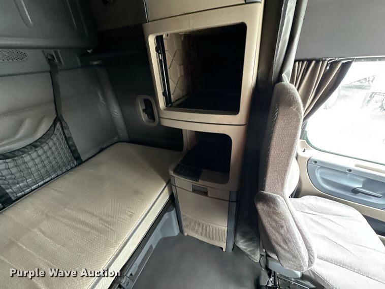 image for item OF9349 2016 Freightliner  Cascadia semi truck