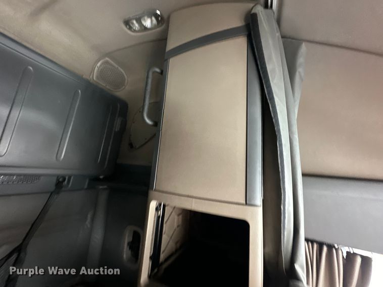 image for item OF9349 2016 Freightliner  Cascadia semi truck