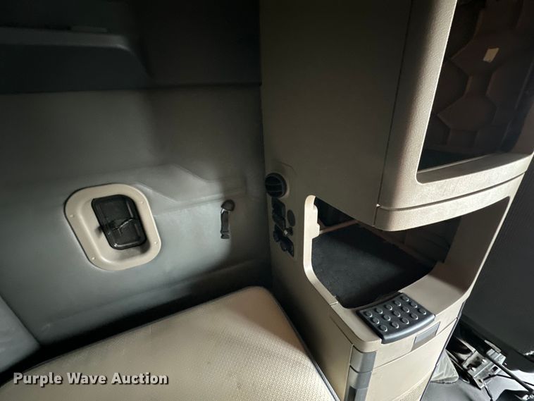 image for item OF9349 2016 Freightliner  Cascadia semi truck