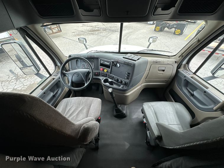 image for item OF9349 2016 Freightliner  Cascadia semi truck