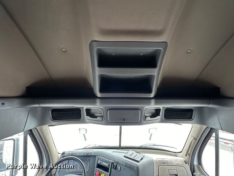 image for item OF9349 2016 Freightliner  Cascadia semi truck