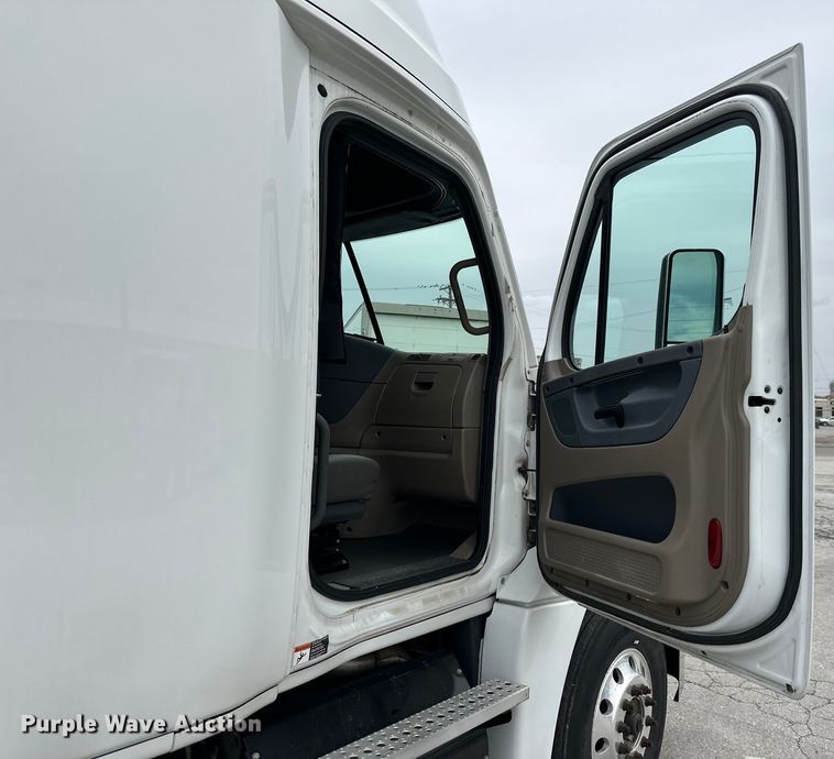 image for item OF9349 2016 Freightliner  Cascadia semi truck