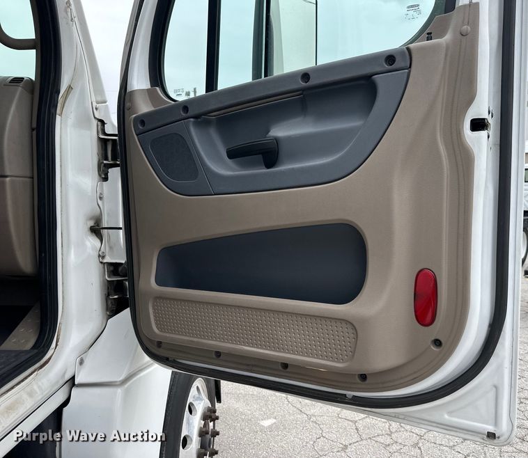 image for item OF9349 2016 Freightliner  Cascadia semi truck