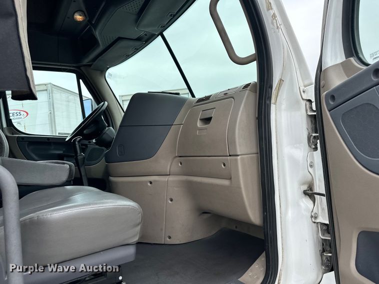 image for item OF9349 2016 Freightliner  Cascadia semi truck