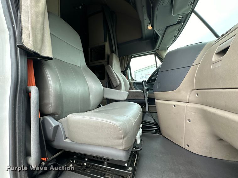 image for item OF9349 2016 Freightliner  Cascadia semi truck