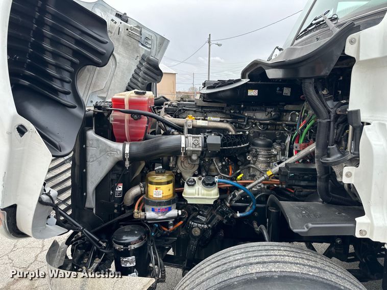 image for item OF9349 2016 Freightliner  Cascadia semi truck