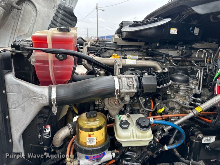 image for item OF9349 2016 Freightliner  Cascadia semi truck