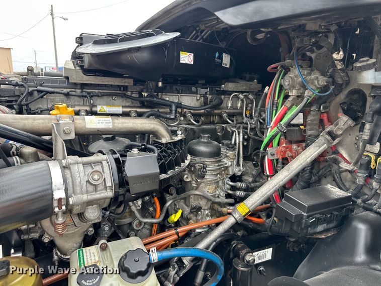 image for item OF9349 2016 Freightliner  Cascadia semi truck