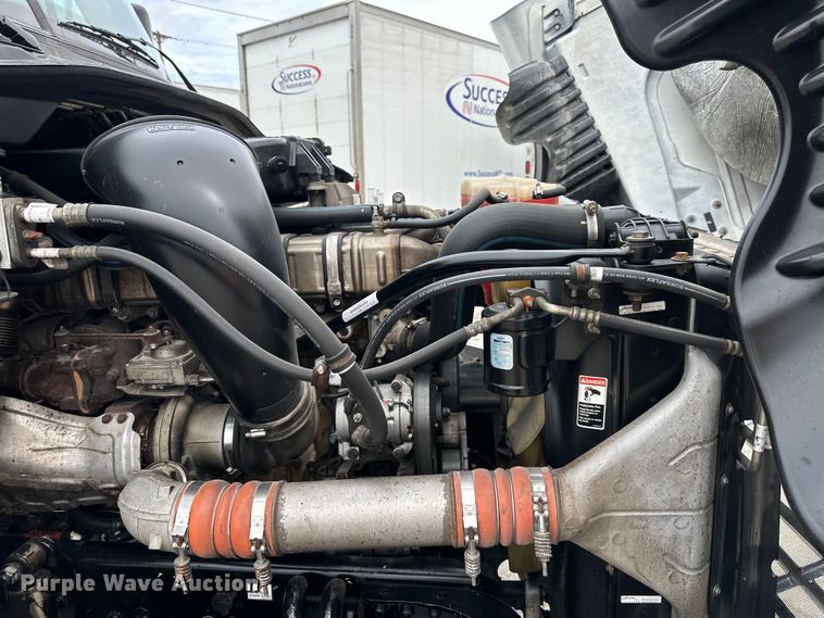 image for item OF9349 2016 Freightliner  Cascadia semi truck