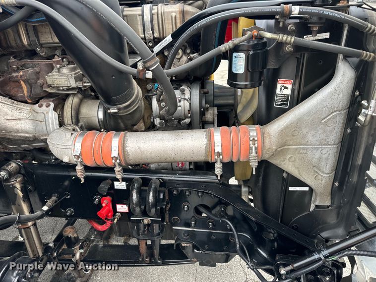 image for item OF9349 2016 Freightliner  Cascadia semi truck