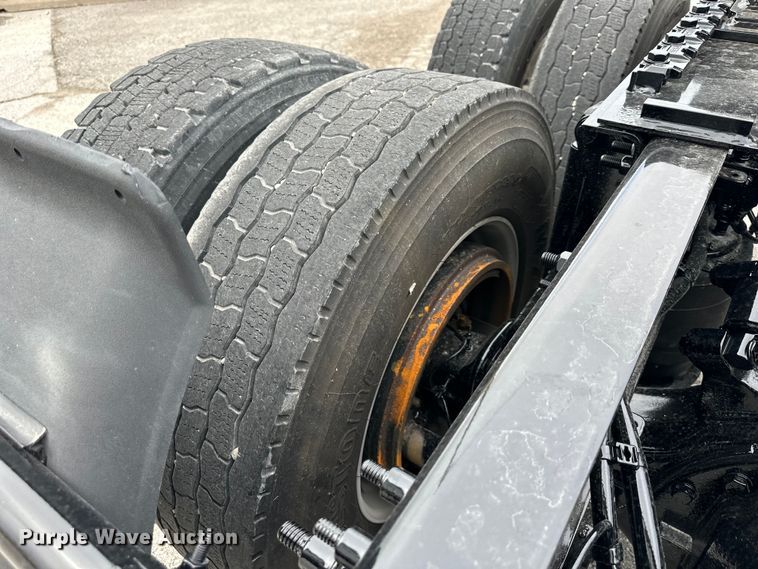 image for item OF9349 2016 Freightliner  Cascadia semi truck