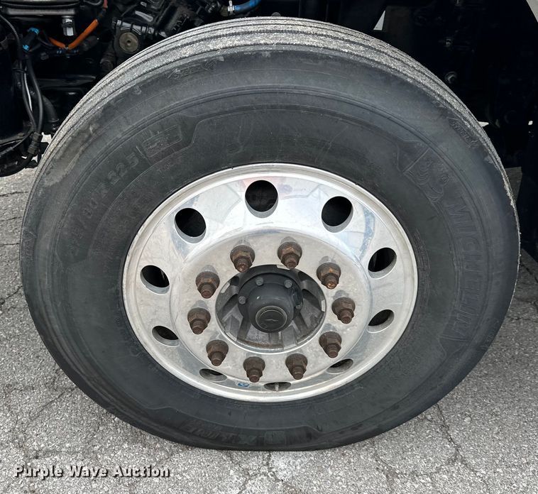 image for item OF9349 2016 Freightliner  Cascadia semi truck