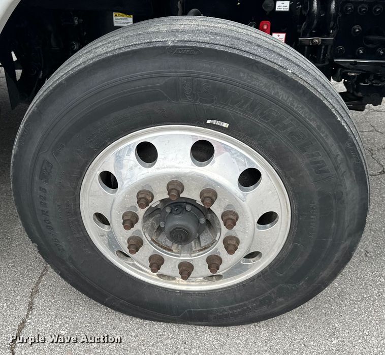 image for item OF9349 2016 Freightliner  Cascadia semi truck