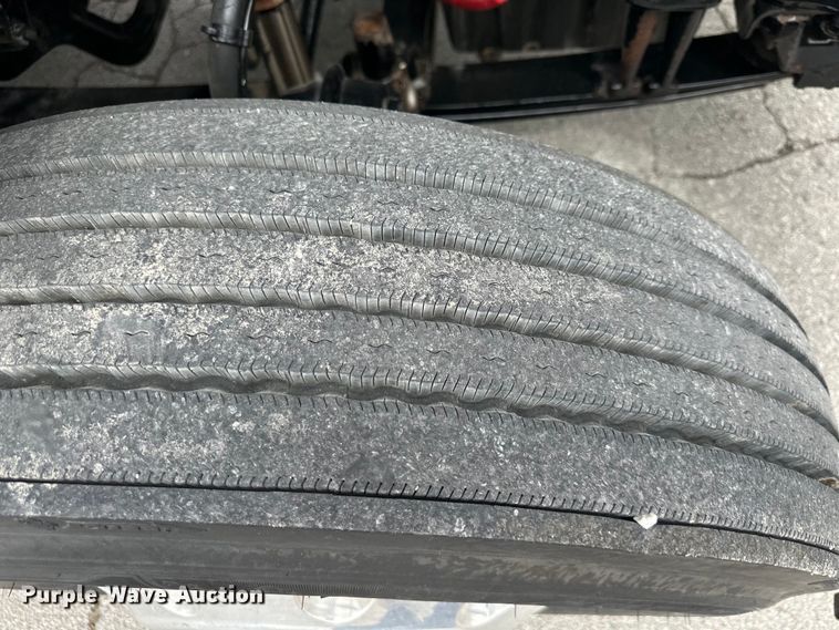 image for item OF9349 2016 Freightliner  Cascadia semi truck