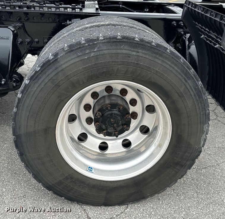 image for item OF9349 2016 Freightliner  Cascadia semi truck