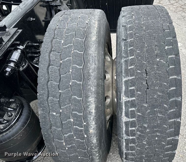 image for item OF9349 2016 Freightliner  Cascadia semi truck