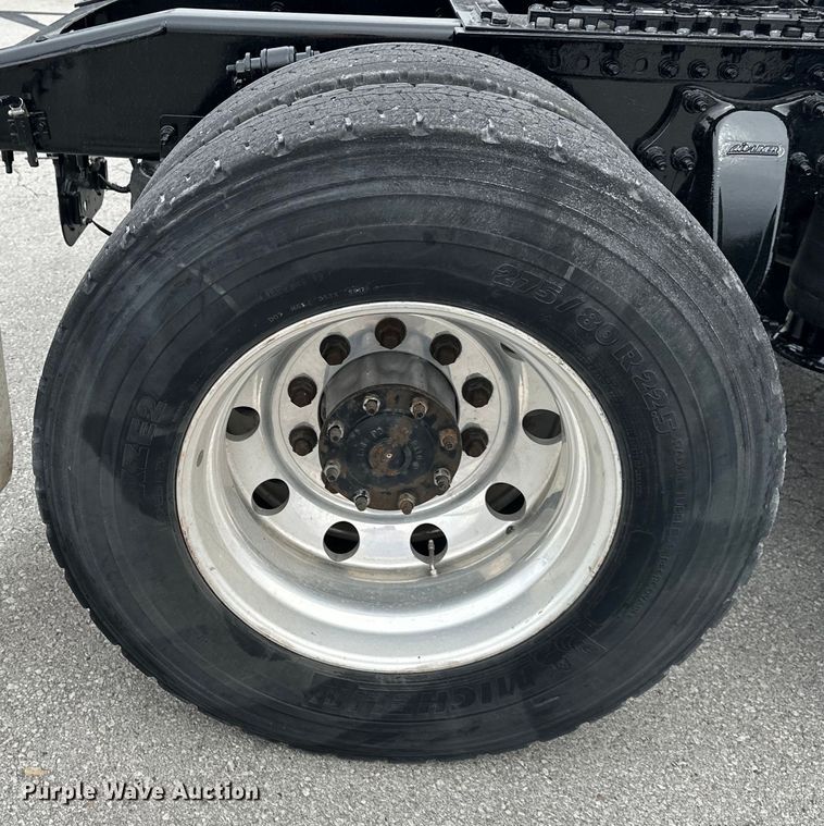 image for item OF9349 2016 Freightliner  Cascadia semi truck