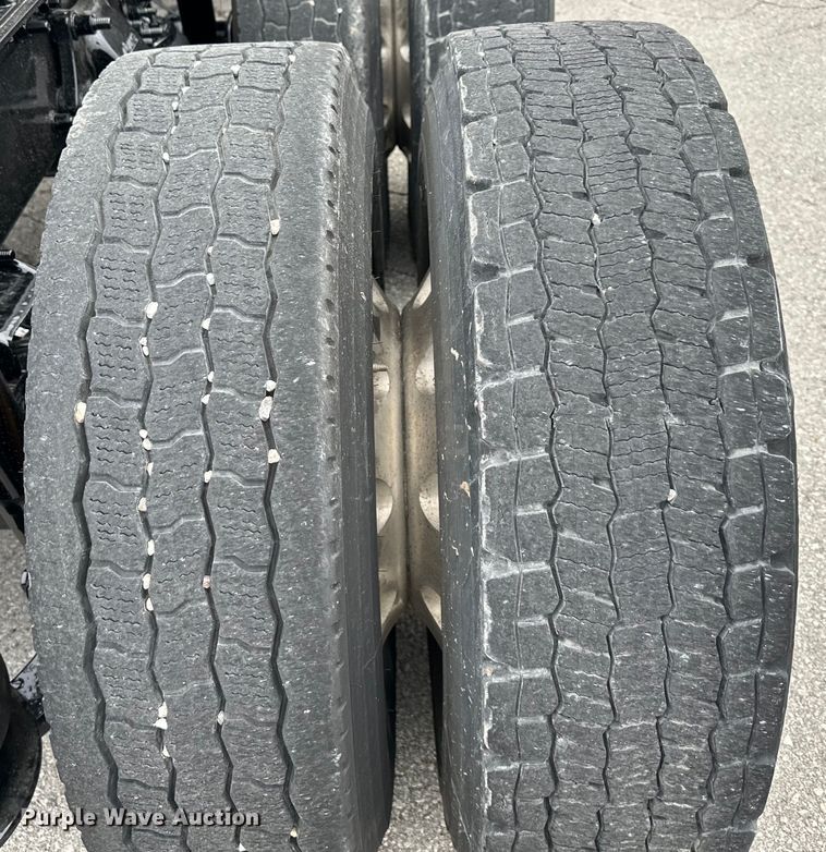 image for item OF9349 2016 Freightliner  Cascadia semi truck