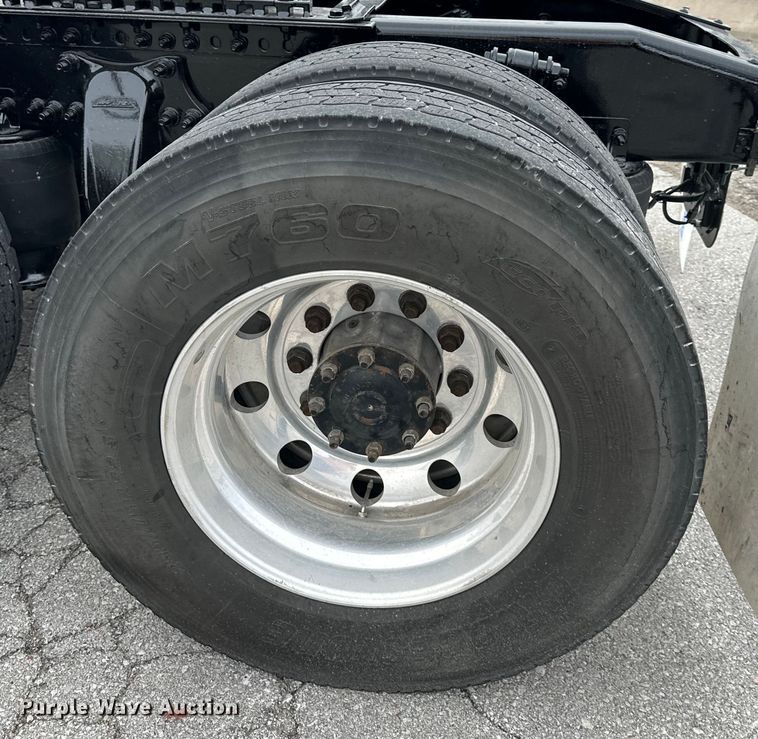 image for item OF9349 2016 Freightliner  Cascadia semi truck