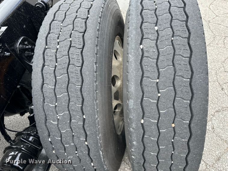 image for item OF9349 2016 Freightliner  Cascadia semi truck