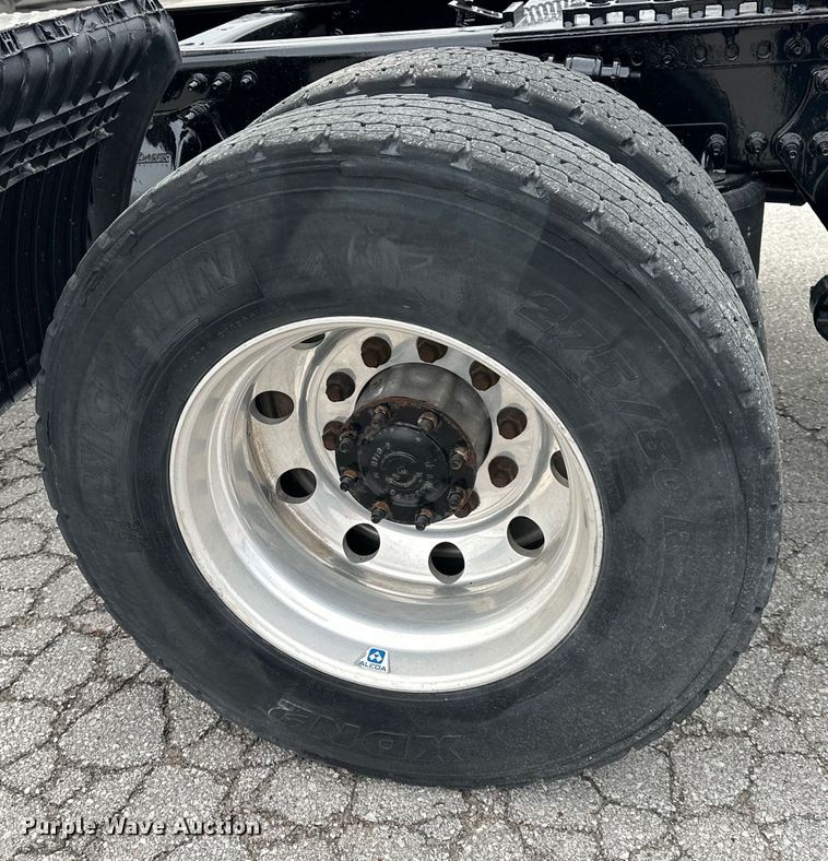 image for item OF9349 2016 Freightliner  Cascadia semi truck