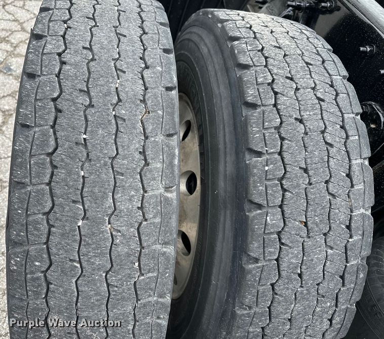 image for item OF9349 2016 Freightliner  Cascadia semi truck