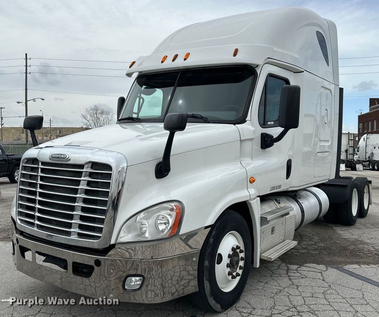 image for item OF9350 2015 Freightliner  Cascadia semi truck