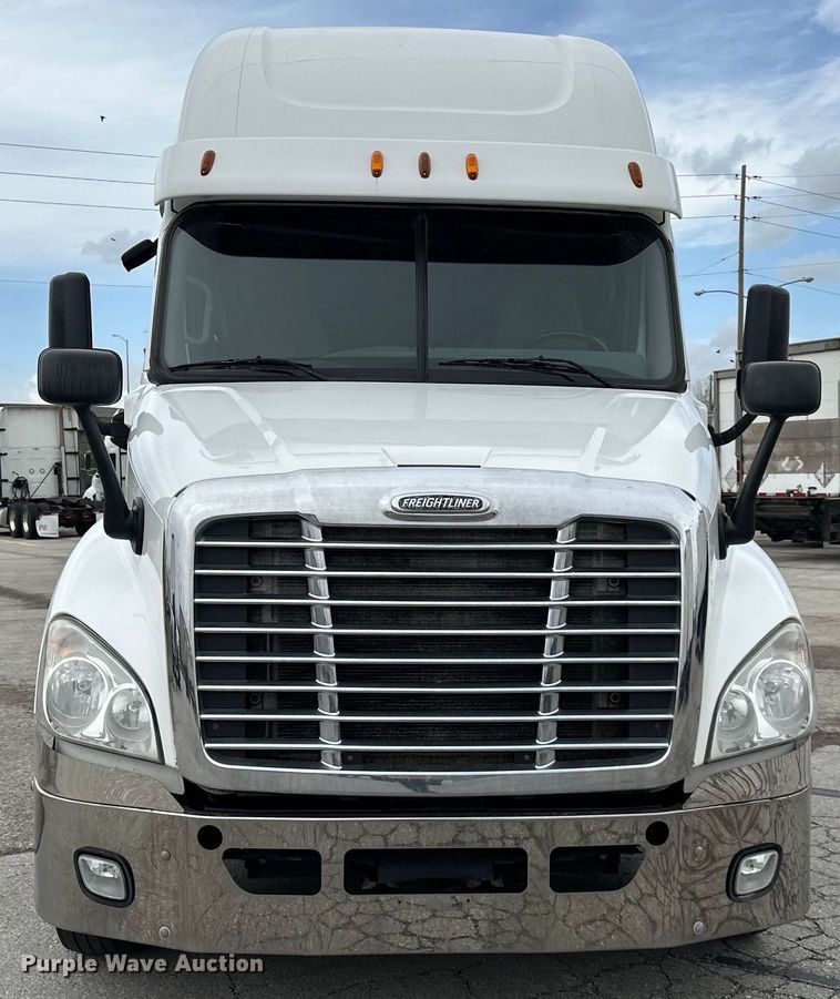 image for item OF9350 2015 Freightliner  Cascadia semi truck