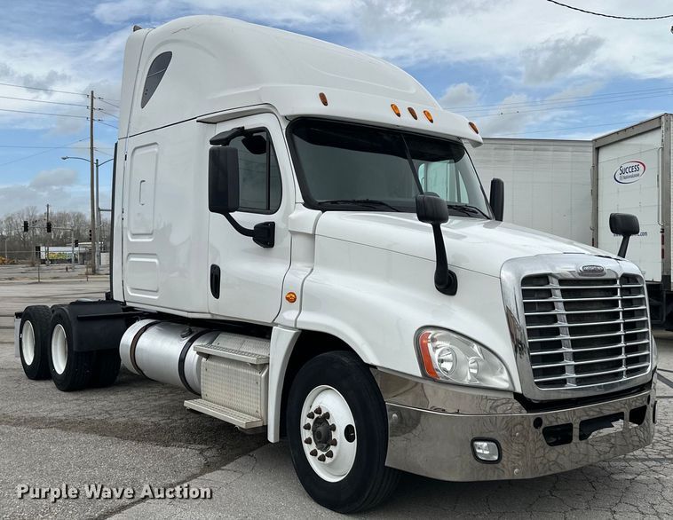 image for item OF9350 2015 Freightliner  Cascadia semi truck