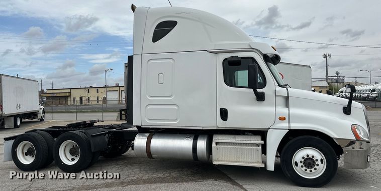 image for item OF9350 2015 Freightliner  Cascadia semi truck