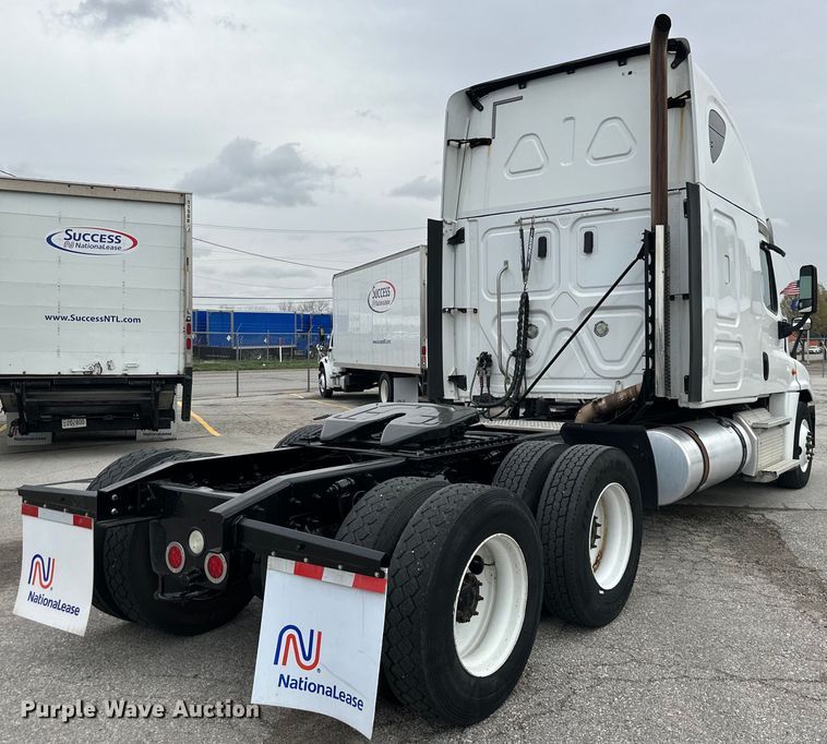 image for item OF9350 2015 Freightliner  Cascadia semi truck