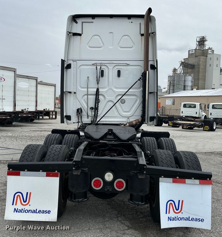 image for item OF9350 2015 Freightliner  Cascadia semi truck