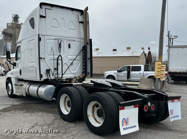 image for item OF9350 2015 Freightliner  Cascadia semi truck